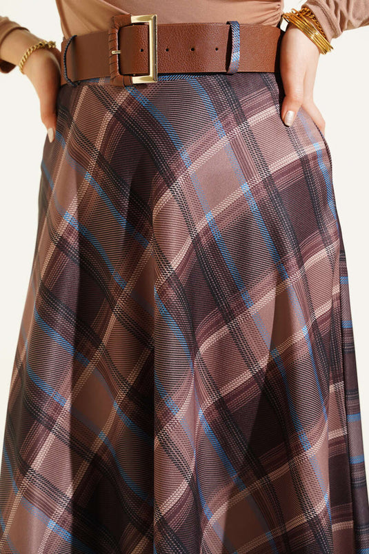 تنورة واسعة بنقشة مربعات بحزام بلون القهوة بالحليب