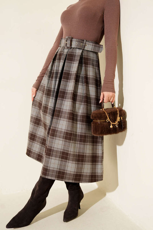 Jupe plissée à carreaux avec ceinture grise