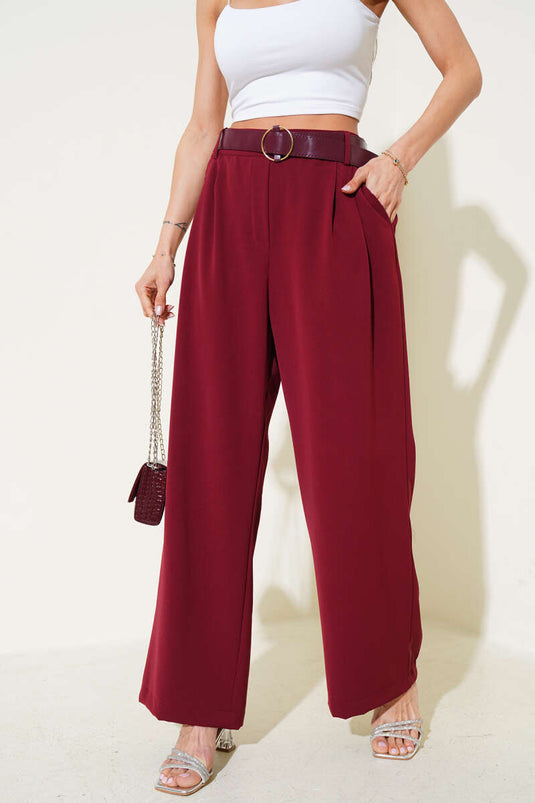 Pantalones casuales de pierna ancha con cinturón burdeos