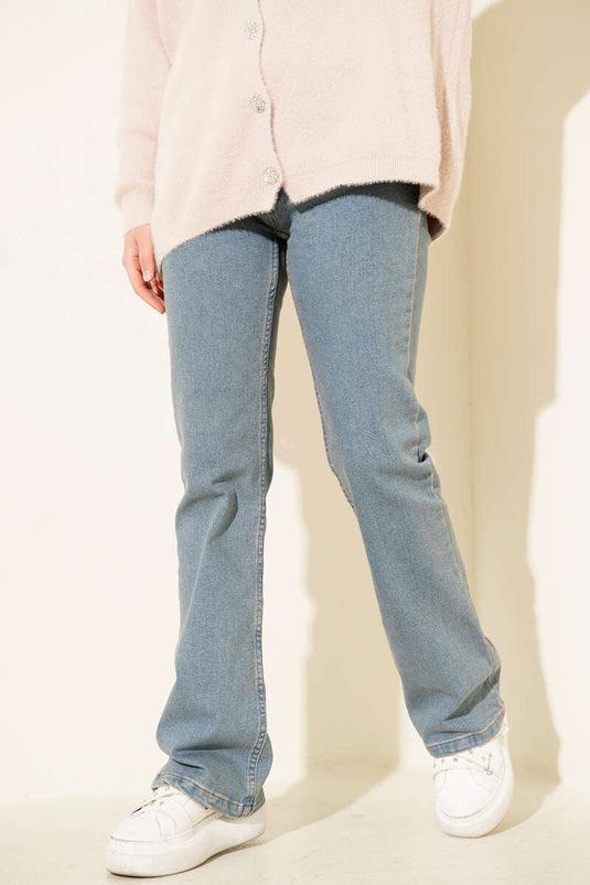 Gürtelbesetzte, ausgestellte Jeans im spanischen Stil, hellblau.