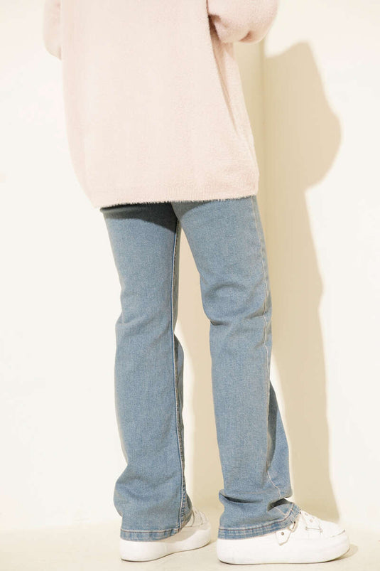 Gürtelbesetzte, ausgestellte Jeans im spanischen Stil, hellblau.