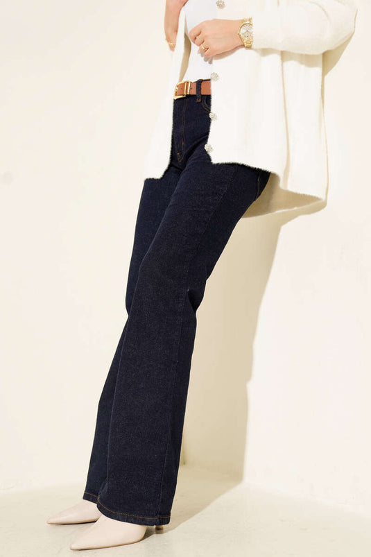 Gürtelbesetzte, ausgestellte Jeans im spanischen Stil, marineblau.