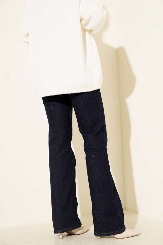 Gürtelbesetzte, ausgestellte Jeans im spanischen Stil, marineblau.