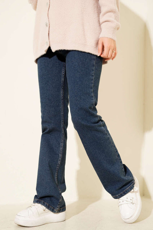 Blaue, ausgestellte Jeans im spanischen Stil mit Gürtel.