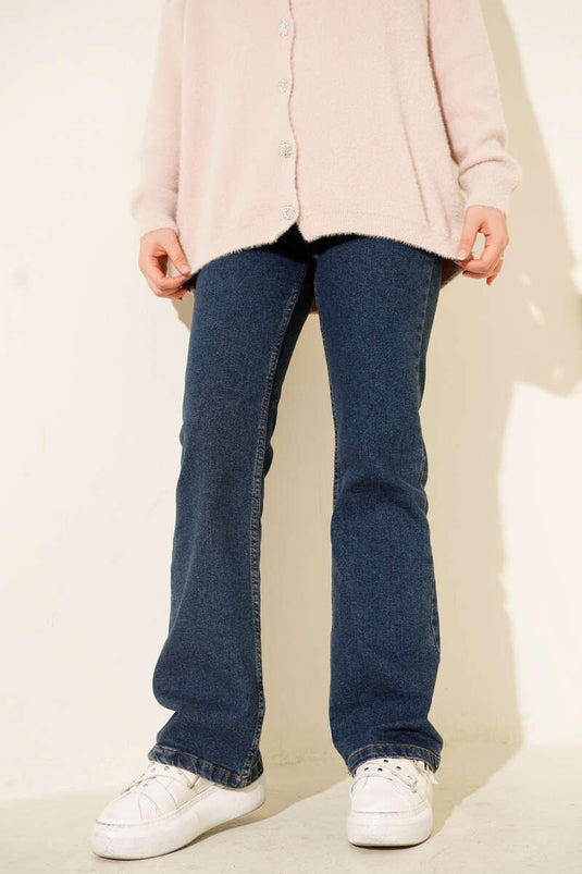 Blaue, ausgestellte Jeans im spanischen Stil mit Gürtel.