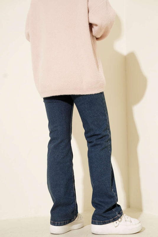 Blaue, ausgestellte Jeans im spanischen Stil mit Gürtel.