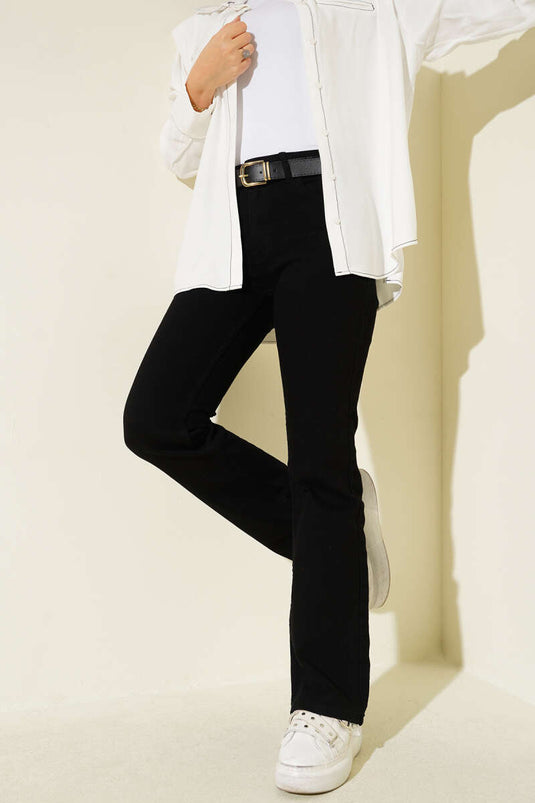 بنطال جينز أسود بحزام وقصة واسعة من الأسفل