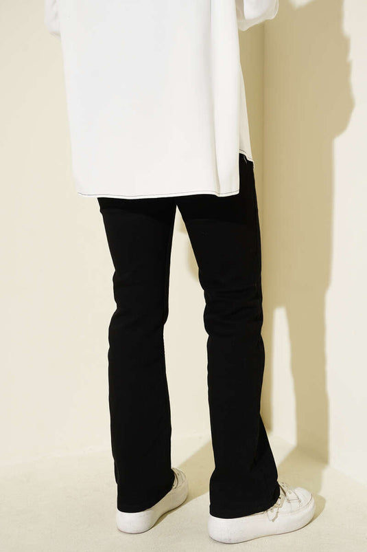 بنطال جينز أسود بحزام وقصة واسعة من الأسفل