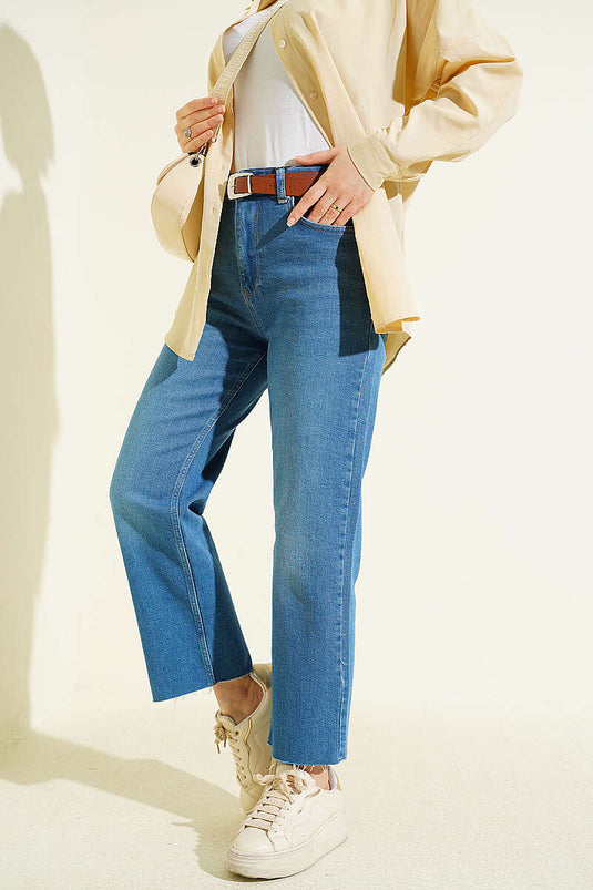 Jeanshose mit Gürtel und abgeschnittenem, geradem Bein, Blau