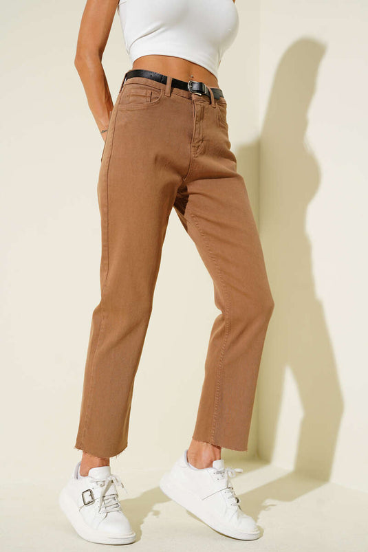 Pantalon camel à ceinture et jambes courtes