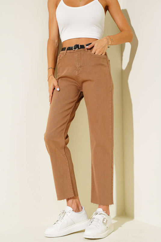 Pantalon camel à ceinture et jambes courtes