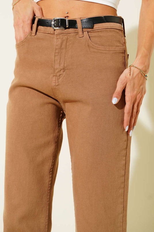 Pantalon camel à ceinture et jambes courtes