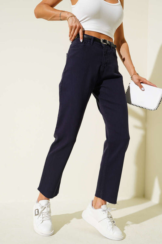 Pantalon bleu marine à jambes courtes et ceinture