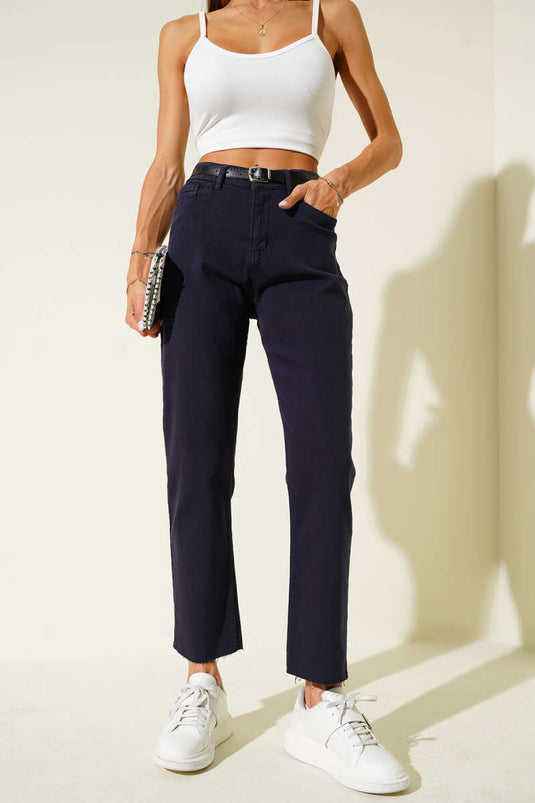 Pantalon bleu marine à jambes courtes et ceinture