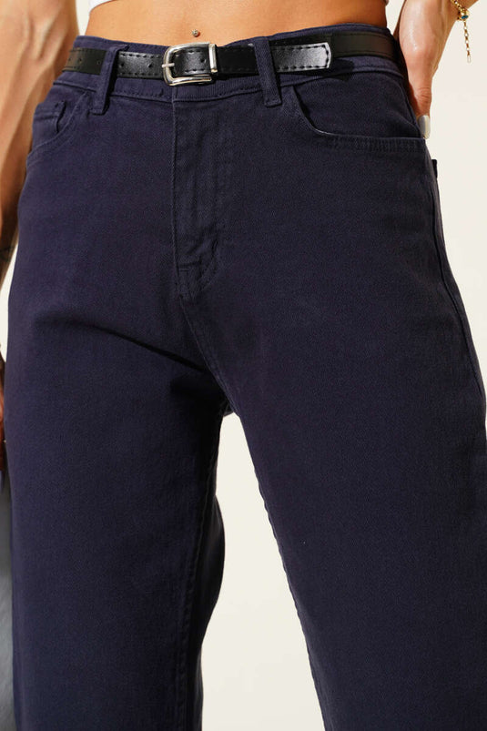 Pantalon bleu marine à jambes courtes et ceinture
