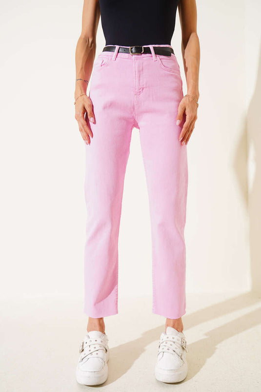 Rosa Hose mit Gürtel und kurzem Bein