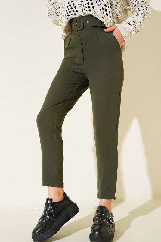 بنطلون قماشي بحزام وخطاف وحلقة باللون الكاكي