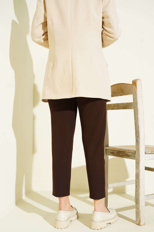 Pantalon en tissu marron avec ceinture et boucle