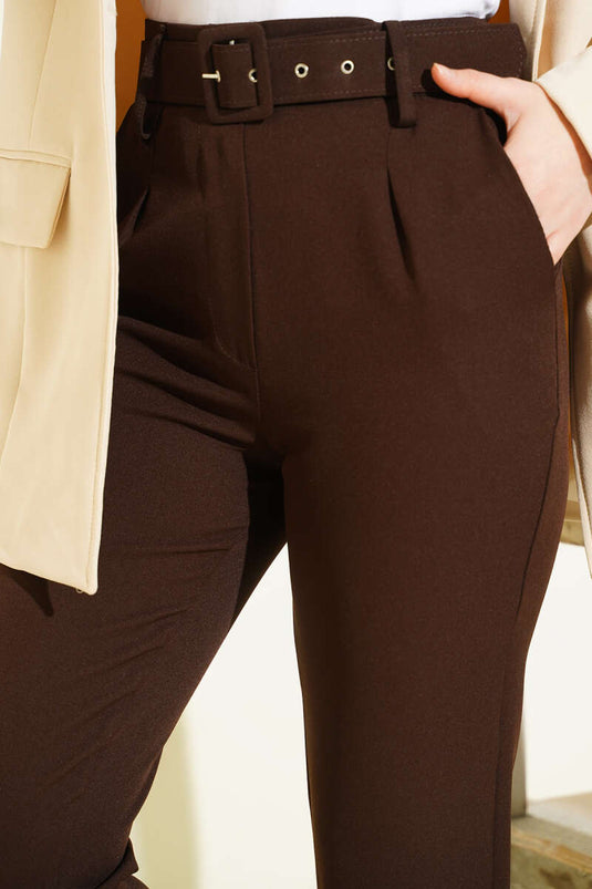Pantalon en tissu marron avec ceinture et boucle
