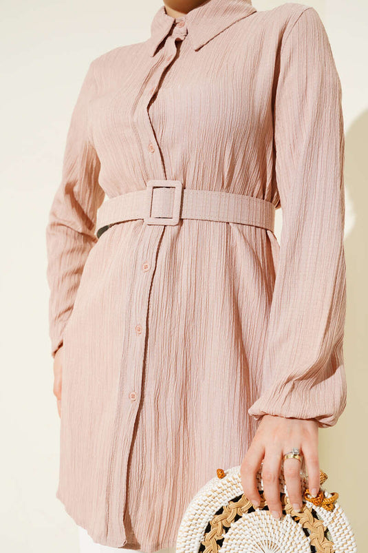 Chemise beige froissée ceinturée