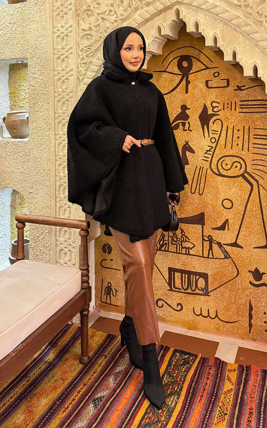 Poncho en agneau ceinturé noir