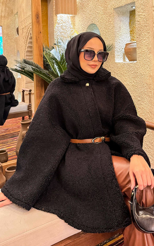 Poncho en agneau ceinturé noir