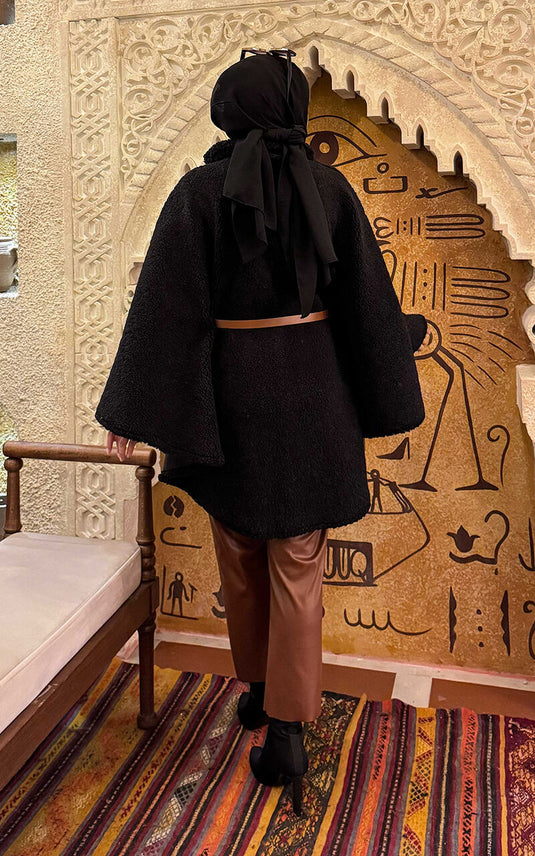 Poncho en agneau ceinturé noir