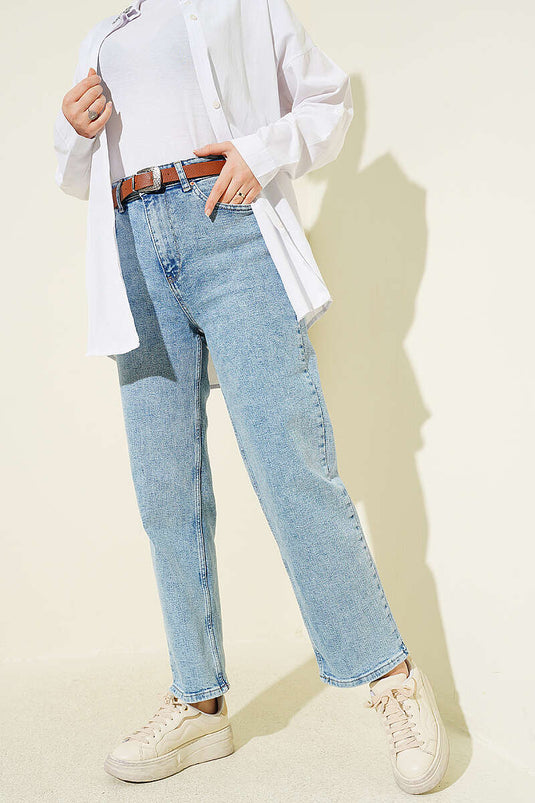 Mom-Jeans mit Gürtel, hellblau