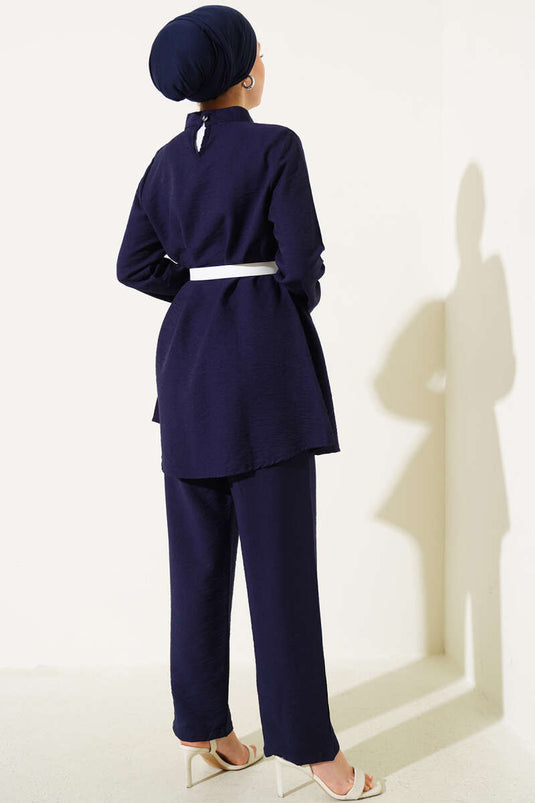 Costume deux pièces rayé avec ceinture sur le devant bleu marine