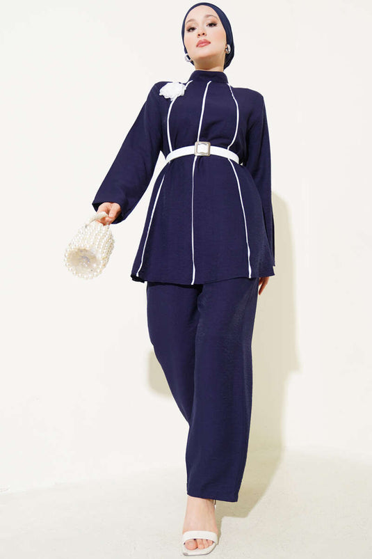 Costume deux pièces rayé avec ceinture sur le devant bleu marine