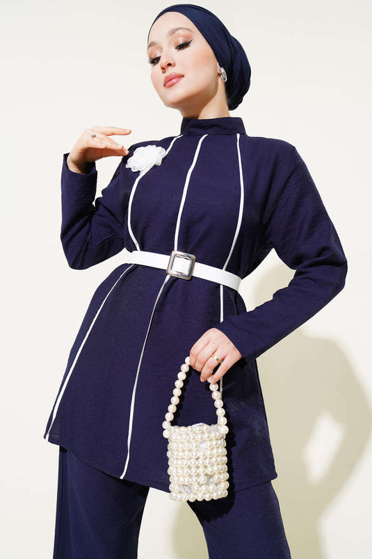 Costume deux pièces rayé avec ceinture sur le devant bleu marine