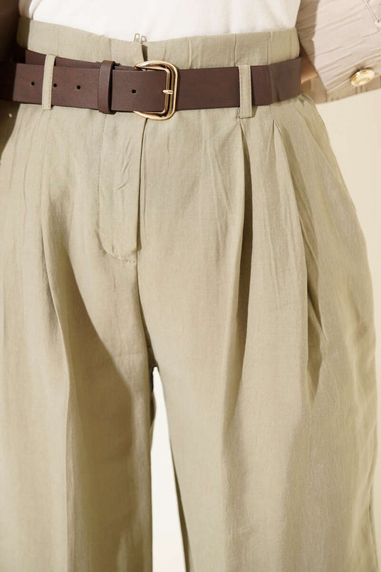 بنطال بحزام وقلم رصاص باللون الزيتوني