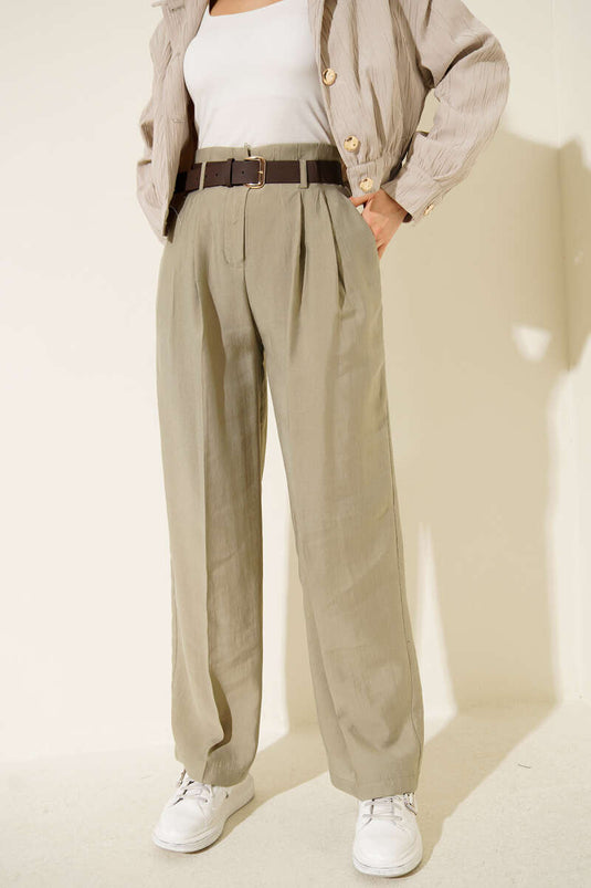 بنطال بحزام وقلم رصاص باللون الزيتوني