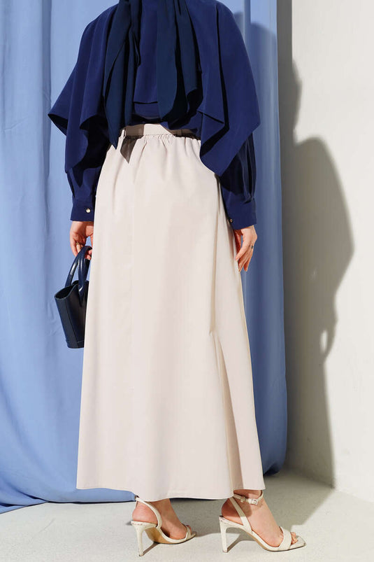 Jupe beige plissée avec ceinture et poches