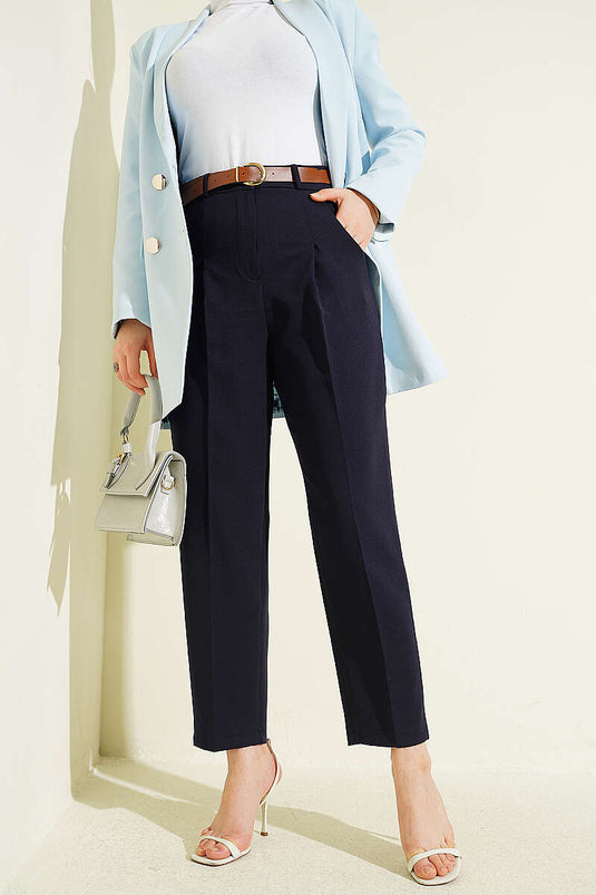 Pantaloni a carota blu scuro con dettaglio plissettato e cintura