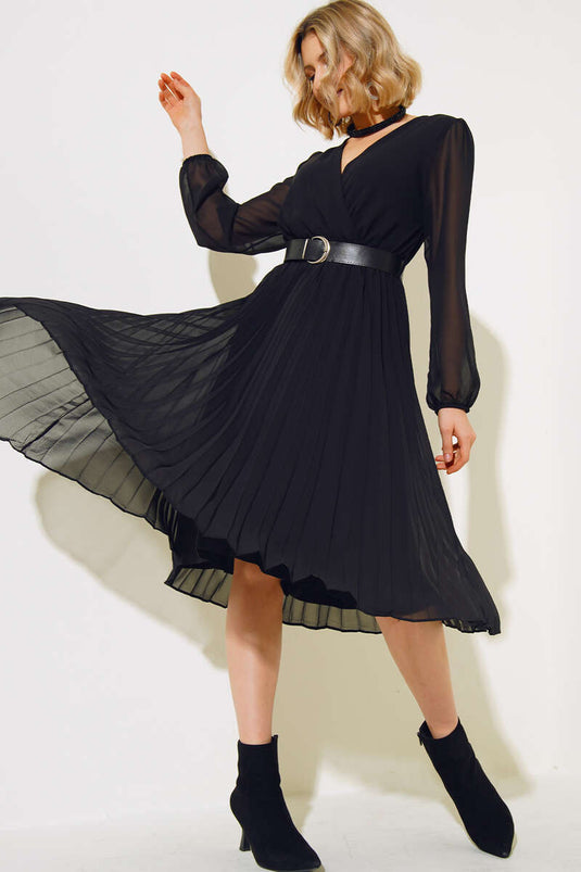 Robe en mousseline plissée ceinturée noire