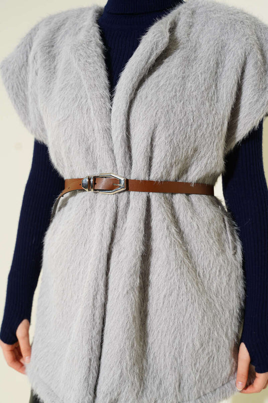 Graue, gegürtete Bartweste