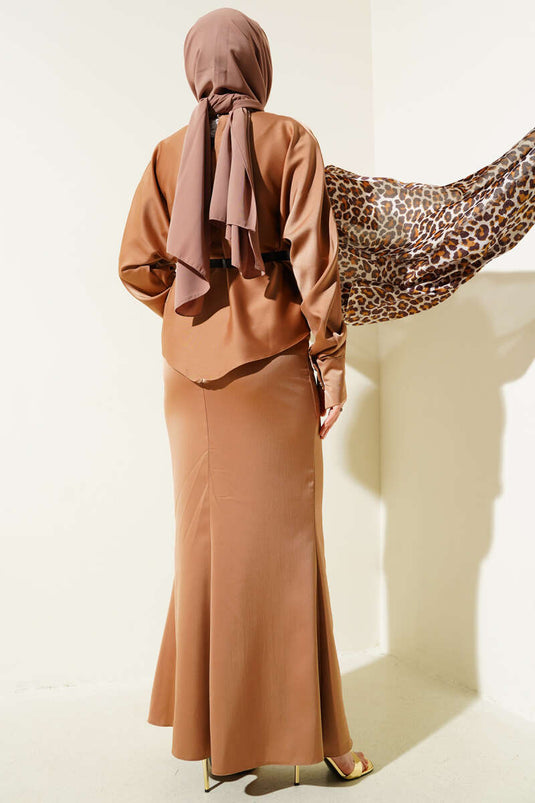 Ensemble deux pièces avec jupe crayon en satin ceinturée, couleur café au lait