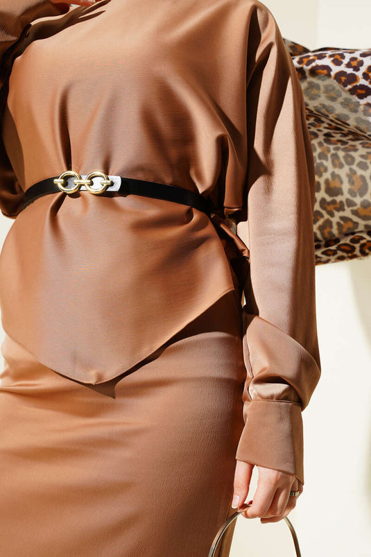 Ensemble deux pièces avec jupe crayon en satin ceinturée, couleur café au lait