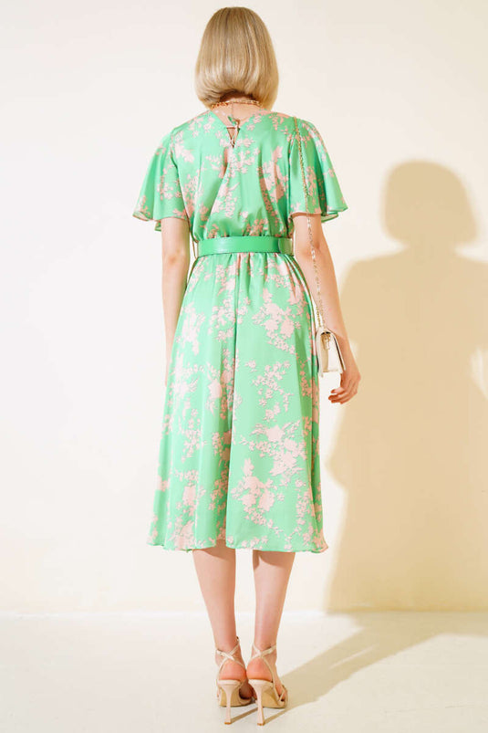 Robe midi en satin vert avec ceinture