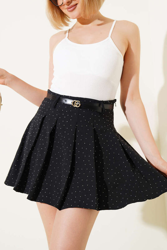 تنورة قصيرة مطوية بحزام أسود