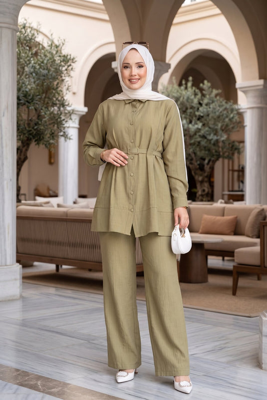 Ensemble deux pièces tunique ceinturée et pantalon vert olive