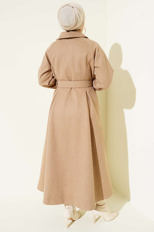 Manteau long en cachemire ceinturé couleur latte