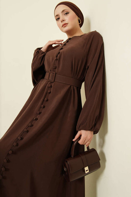 Kleid aus Modal mit halbem Gürtel und Knöpfen in Braun