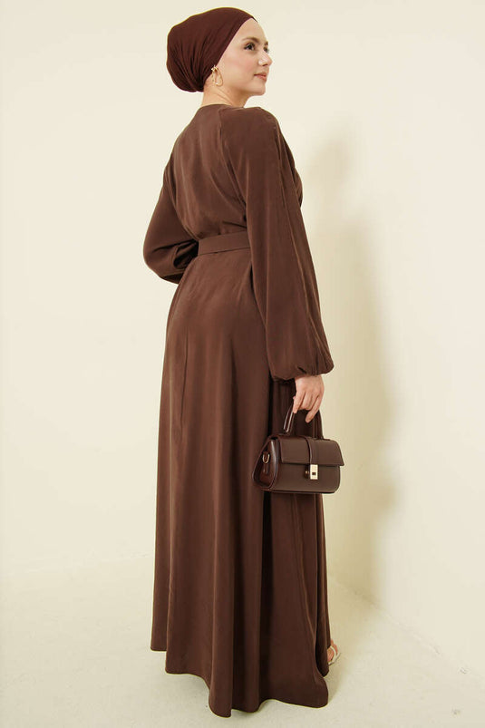 Kleid aus Modal mit halbem Gürtel und Knöpfen in Braun