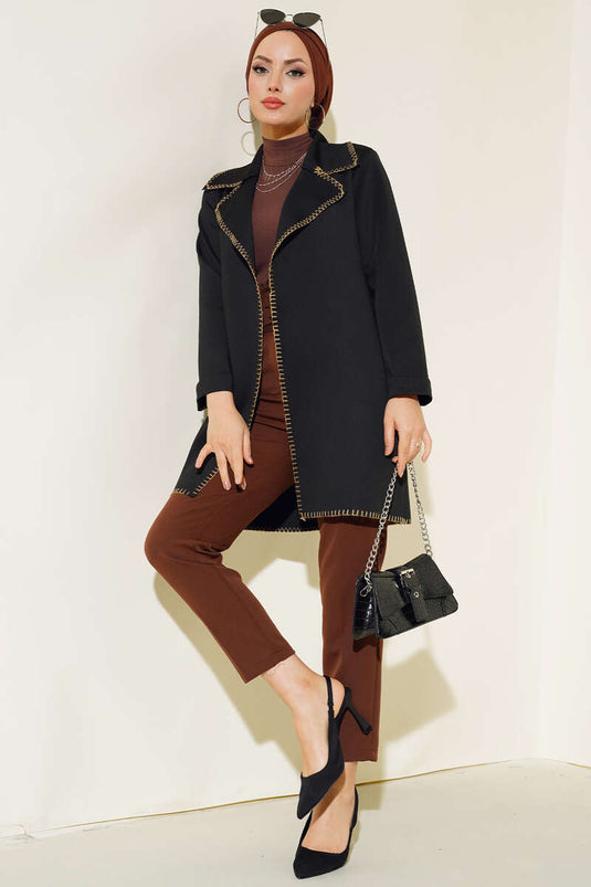 قبعة مطرزة بحافة سوداء