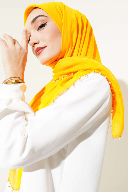 Senfgelber Druck mit Perlenkanten