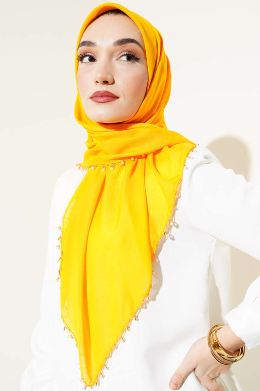 Senfgelber Druck mit Perlenkanten