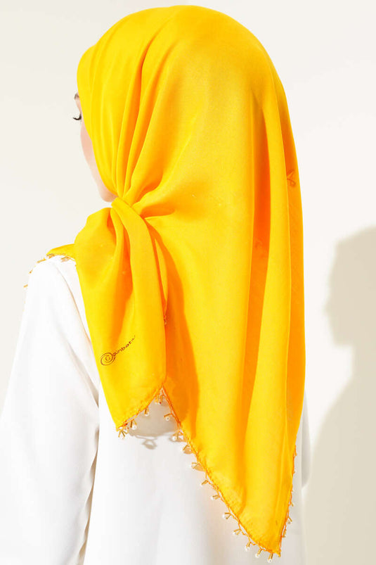 Senfgelber Druck mit Perlenkanten