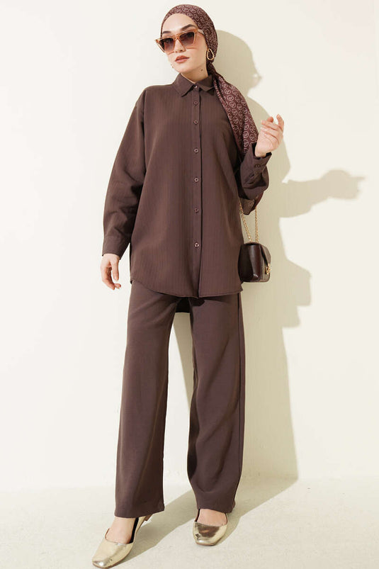 Completo doppio con camicia a righe integrata, colore caffè